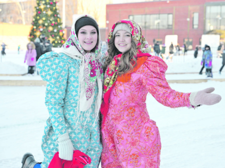 На «Искре» водят хороводы и играют в хоккей