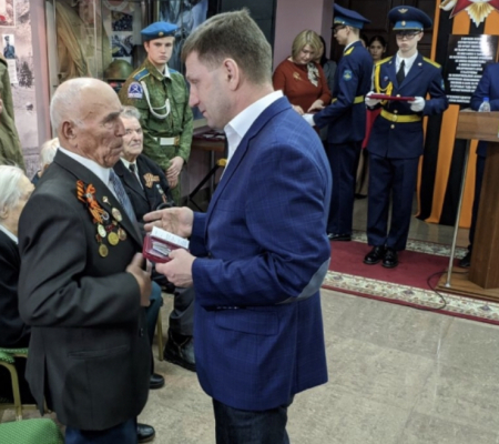 Сергей Фургал в Комсомольске-на-Амуре вручил ветеранам медали к 75-летию Победы