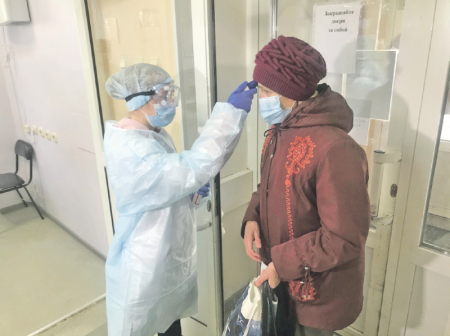 Отважные девушки пришли на помощь врачам