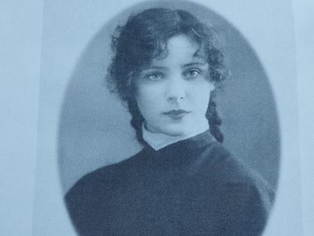 В какой церкви в Хабаровске крестили Лариссу Андерсен?