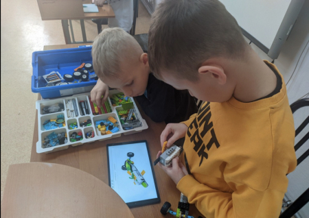 «Ростелеком» показал юным робототехникам, как варят оптику