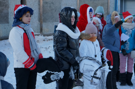 В мороз всадники пересели на игрушечных лошадок