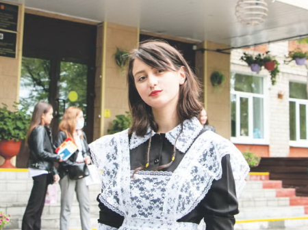 Три первых стобалльника принимают поздравления