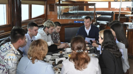 Михаил Дегтярев заложил новую традицию для лучших студентов-выпускников