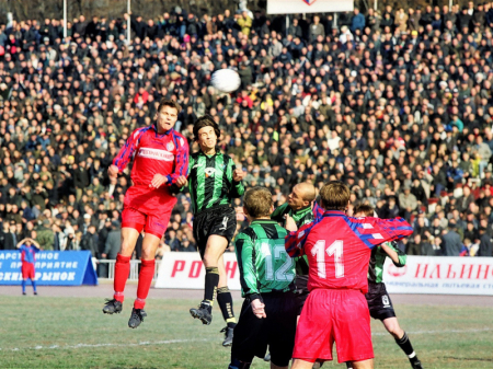 Зрители запускали «волну», а игроки тренера качали