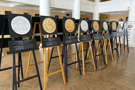 Хабаровских театралов приглашают на фотовыставку монет