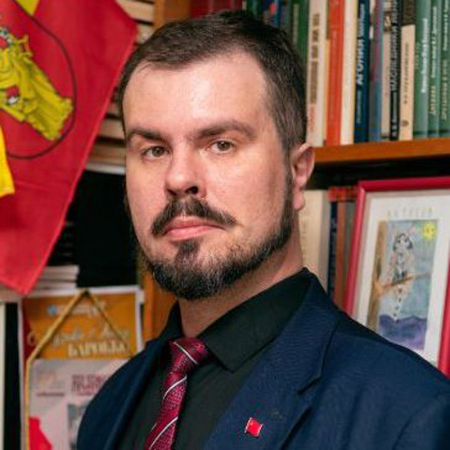 Он детей учить пошёл – пусть его поддержат!