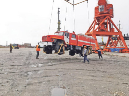 Пожарный автомобиль доставили по морю в Охотск