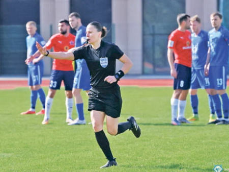 Девушка на футболе - это к удаче