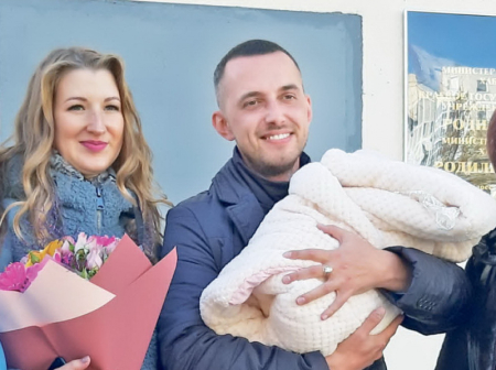 Младенцев из роддомов выписывают с приданым