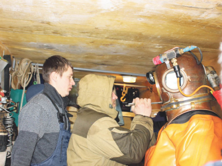 Водолазы ищут клады?