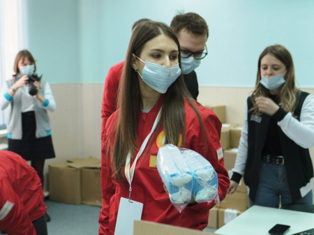 Вирус закрывает школы и детсады