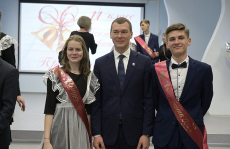 Глава Хабаровского края Михаил Дегтярёв поздравил одиннадцатиклассников с последним звонком